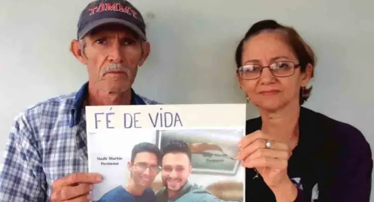 Padres de presos políticos manifestaron en la sede del PCC en San José de las Lajas