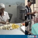 El hambre y la miseria siguen lejos de acabarse en la isla comunista, y una nueva muestra de ello es lo que está ocurriendo actualmente en las panaderías comunitarias de Santiago de Cuba, en las que se han visto en la obligación de vender caldosa ante la escasez de harina para producir el pan.