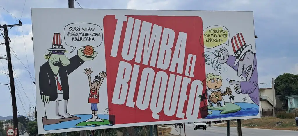 Cubanos se burlan de cartel comunista con error ortográfico en Holguín