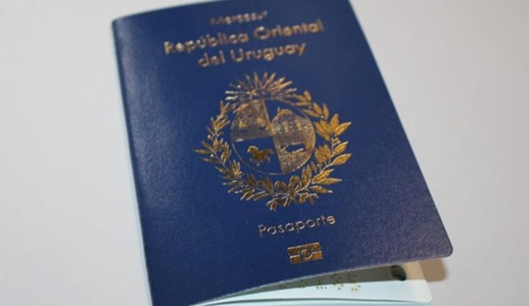 Uruguay realiza cambio en pasaportes que repercute en los cubanos naturalizados
