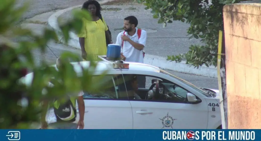 La dictadura castrista mantiene un cerco policial en los alrededores de la sede de las Damas de Blanco, en Lawton, en La Habana. Así lo denunciaron este miércoles en las redes sociales, en donde se precisó que agentes castristas se mantienen cerca del lugar, acosando a la líder de la organización opositora, Berta Soler, y a su esposo, el activista Ángel Moya.
