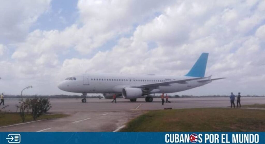 Un total de 82 migrantes cubanos fueron repatriados a la isla comunista este jueves en un nuevo vuelo de deportación procedente de los Estados Unidos.