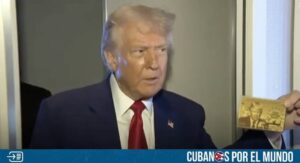 Trump muestra la “tarjeta dorada”, un permiso migratorio para millonarios