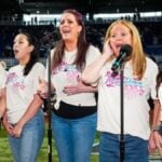 Willy Chirino celebra que sus hijas y nieta cantaron el himno de EE.UU. en un juego de béisbol