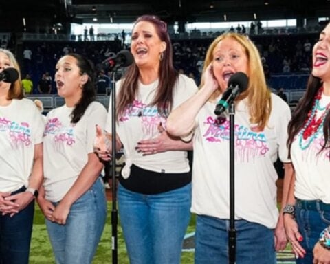 Willy Chirino celebra que sus hijas y nieta cantaron el himno de EE.UU. en un juego de béisbol