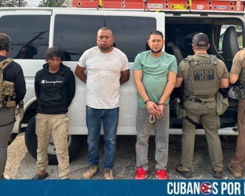 Un ciudadano cubano, de 37 años, fue arrestado en Texas tras un operativo masivo llevado a cabo por las autoridades, en el que un total de 275 migrantes indocumentados fueron detenidos.