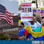 El Departamento de Estado de Estados Unidos emitió una alerta de viaje de nivel 4, la más alta, instando a todos sus ciudadanos y residentes permanentes legales a abandonar Venezuela inmediatamente debido a un "riesgo extremo" de detención arbitraria, tortura, terrorismo, secuestros, delincuencia, disturbios civiles y colapso del sistema de salud.