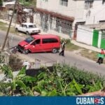 Un vehículo impactó contra un poste eléctrico en La Habana, específicamente en el barrio conocido como La Timba, en el municipio Plaza de la Revolución.