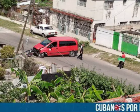 Un vehículo impactó contra un poste eléctrico en La Habana, específicamente en el barrio conocido como La Timba, en el municipio Plaza de la Revolución.