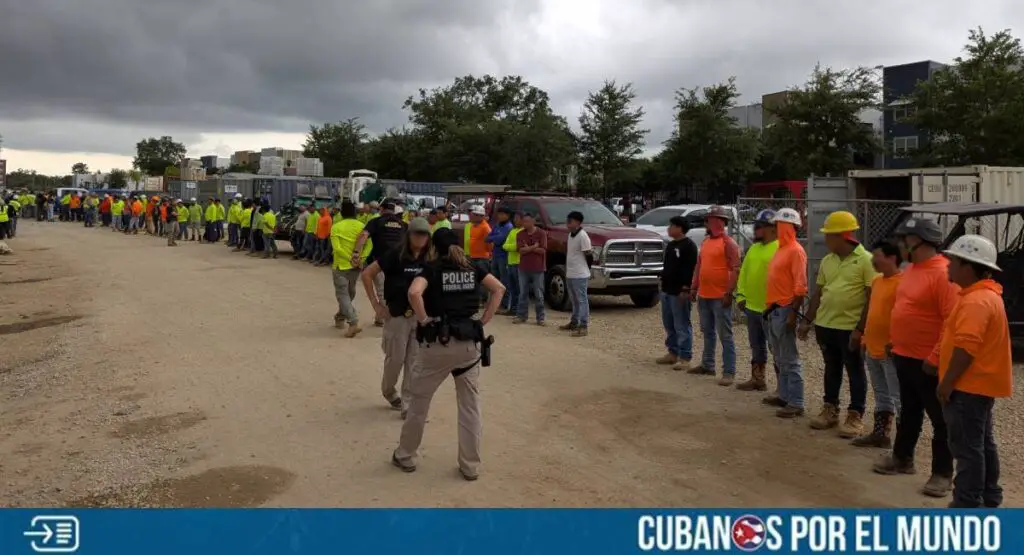 Más de 100 migrantes indocumentados fueron arrestados por el Servicio de Inmigración y Control de Aduanas de Estados Unidos (ICE) durante una operación policial que se llevó a cabo en varias obras de construcción en Tallahassee, Florida.