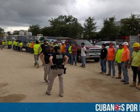 Más de 100 migrantes indocumentados fueron arrestados por el Servicio de Inmigración y Control de Aduanas de Estados Unidos (ICE) durante una operación policial que se llevó a cabo en varias obras de construcción en Tallahassee, Florida.