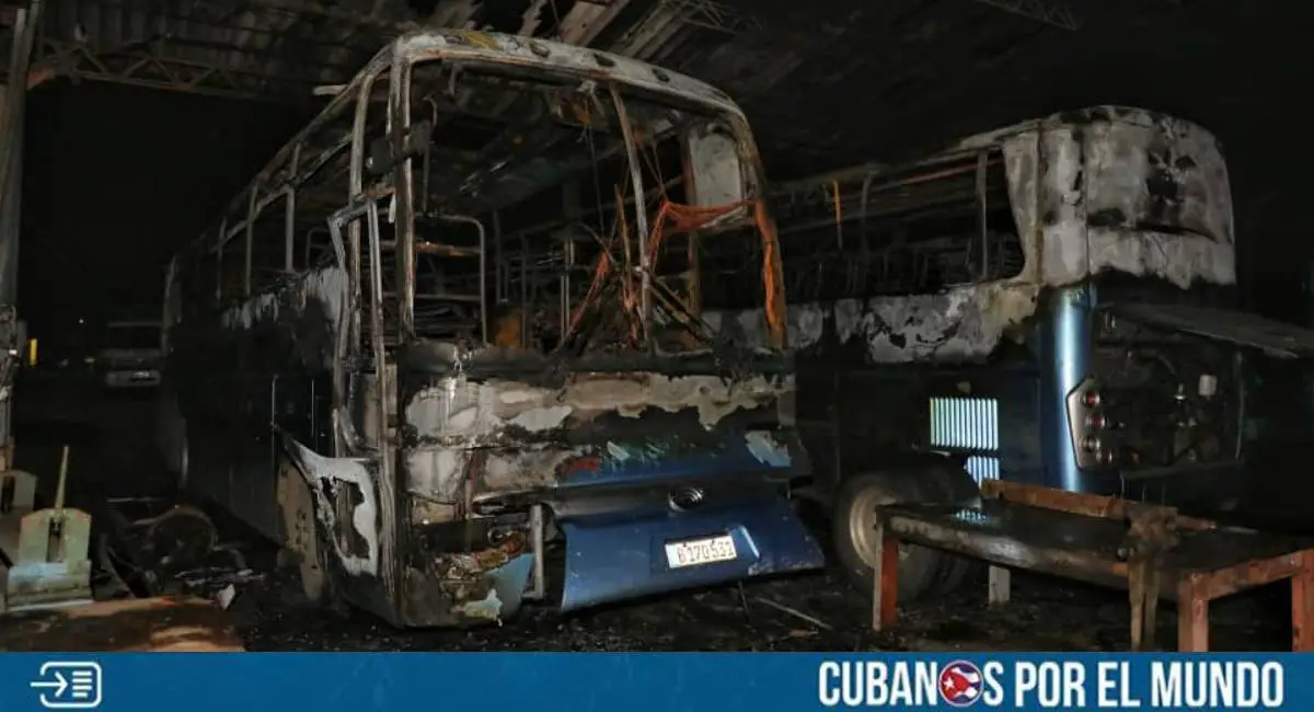 Un total de tres ómnibus quedaron calcinados tras reportarse un incendio durante la noche del miércoles en el taller de la Unidad Empresarial de Base Ómnibus Nacionales, ubicado en el reparto Jayamá, de la ciudad de Camagüey.