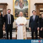 El Papa León XIV, el primer pontífice estadounidense en la historia de la Iglesia Católica, recibió al vicepresidente de Estados Unidos, J.D. Vance, y al secretario de Estado, Marco Rubio, en una audiencia privada en la biblioteca del Palacio Apostólico.