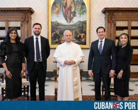 El Papa León XIV, el primer pontífice estadounidense en la historia de la Iglesia Católica, recibió al vicepresidente de Estados Unidos, J.D. Vance, y al secretario de Estado, Marco Rubio, en una audiencia privada en la biblioteca del Palacio Apostólico.