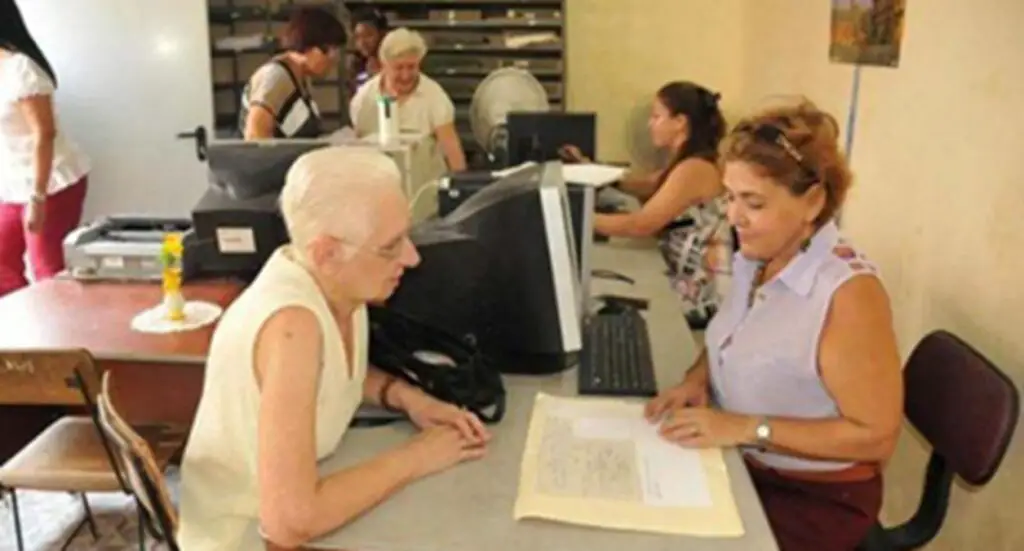 Registro Civil emite documentos escritos a mano, en medio de los apagones en Cuba