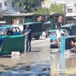 Se vuelca triciclo eléctrico con varias personas en un bache en La Habana