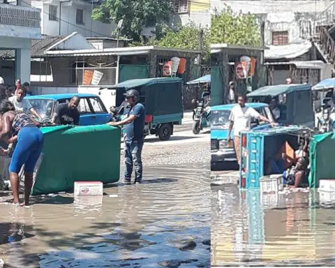 Se vuelca triciclo eléctrico con varias personas en un bache en La Habana