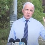 El congresista de origen cubano, Carlos Giménez, realizó una visita de supervisión al Centro de Detención Krome, ubicado en el condado de Miami-Dade, como parte de una misión de investigación para evaluar las condiciones de los migrantes detenidos en esta instalación del Servicio de Inmigración y Control de Aduanas (ICE).