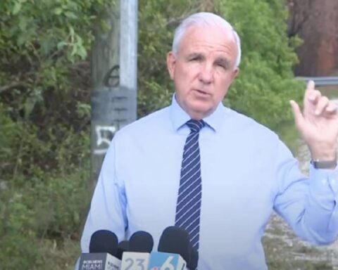 El congresista de origen cubano, Carlos Giménez, realizó una visita de supervisión al Centro de Detención Krome, ubicado en el condado de Miami-Dade, como parte de una misión de investigación para evaluar las condiciones de los migrantes detenidos en esta instalación del Servicio de Inmigración y Control de Aduanas (ICE).