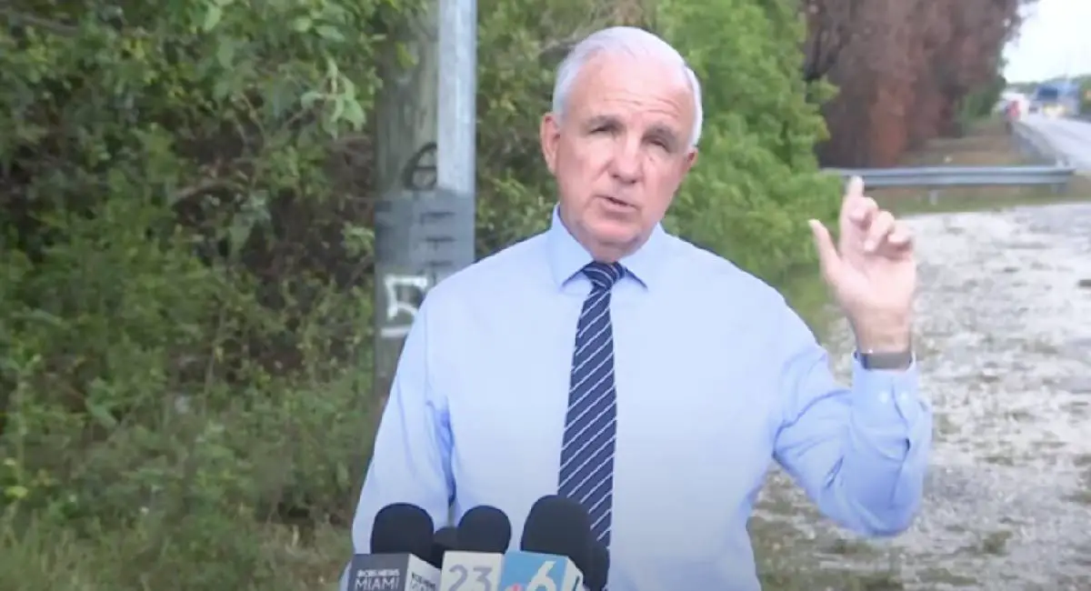 El congresista de origen cubano, Carlos Giménez, realizó una visita de supervisión al Centro de Detención Krome, ubicado en el condado de Miami-Dade, como parte de una misión de investigación para evaluar las condiciones de los migrantes detenidos en esta instalación del Servicio de Inmigración y Control de Aduanas (ICE).