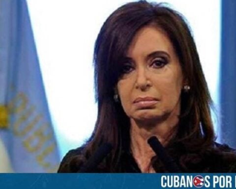 La Corte Suprema de Justicia de Argentina confirmó por unanimidad la condena contra la expresidenta Cristina Fernández de Kirchner en la causa conocida como "Vialidad", ratificando una pena de seis años de prisión e inhabilitación perpetua para ejercer cargos públicos por el delito de administración fraudulenta en perjuicio de la administración pública.