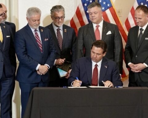 Ley firmada por Ron DeSantis limita influencia de Cuba y otros países considerados hostiles