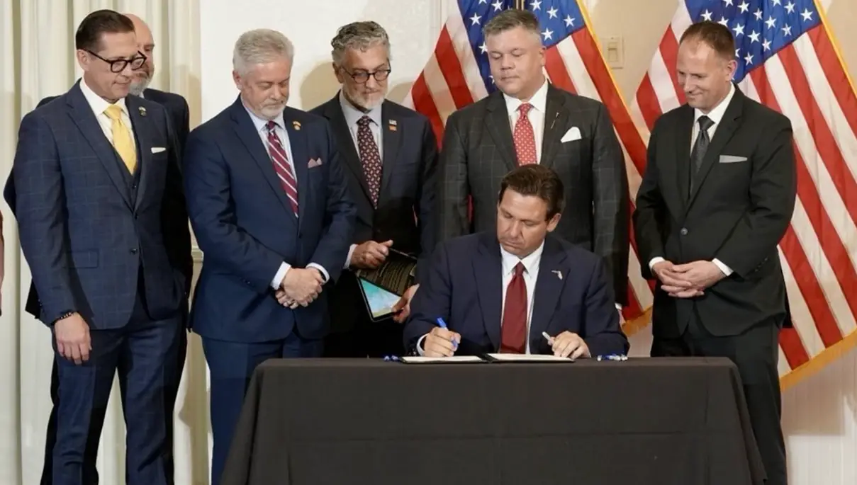 Ley firmada por Ron DeSantis limita influencia de Cuba y otros países considerados hostiles