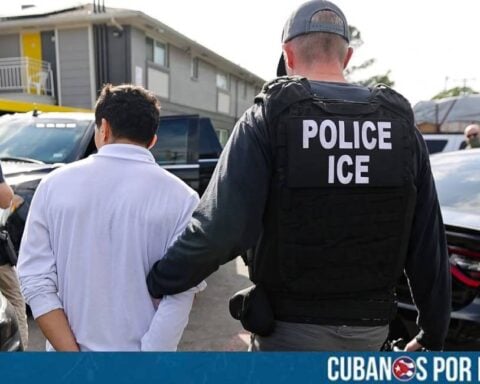 Un migrante cubano que estaba bajo custodia del Servicio de Inmigración y Control de Aduanas (ICE) falleció en un hospital de Miami tras presentar un fuerte dolor en el pecho.