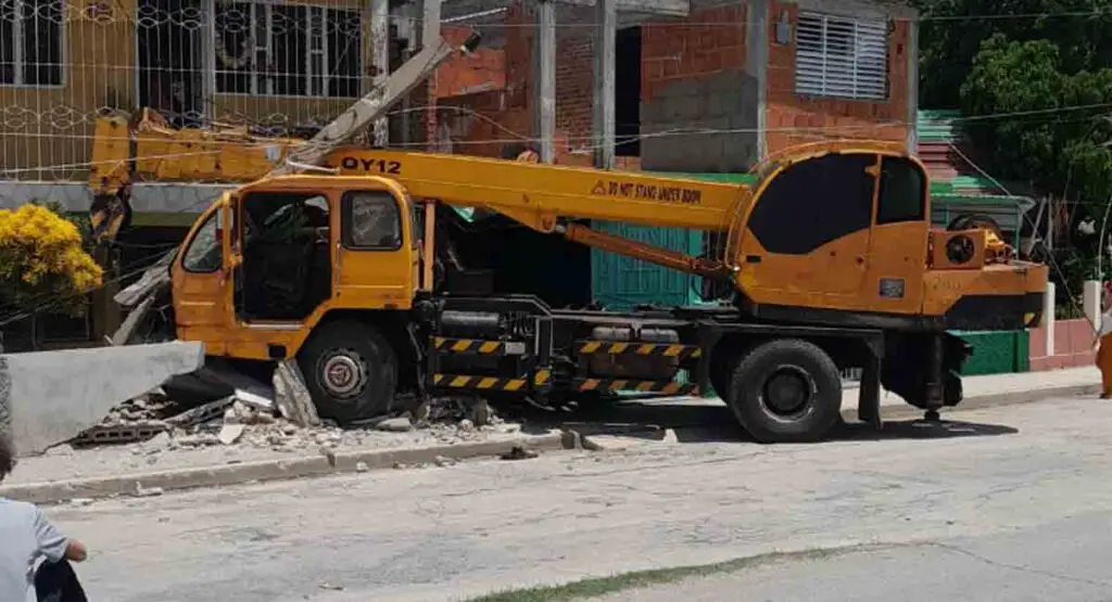 Granma: Conductor de una grúa pierde el control e impacta con dos casas y un kiosco