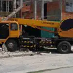 Granma: Conductor de una grúa pierde el control e impacta con dos casas y un kiosco