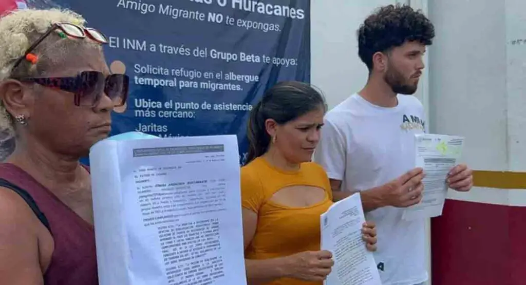 Cubanos en México en huelga de hambre por retraso de sus trámites