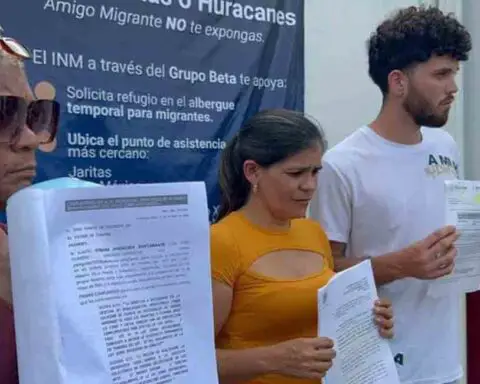 Cubanos en México en huelga de hambre por retraso de sus trámites