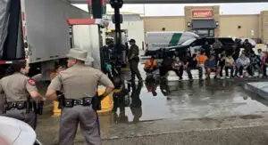 Interceptan camión en Texas que trasladaba a migrantes cubanos