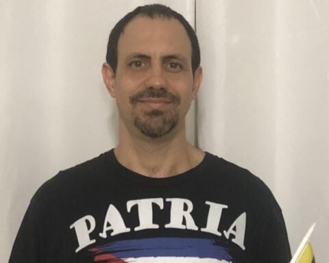 Activista Oscar Casanella permanece sin veredicto en corte de asilo político