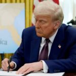 El presidente de Estados Unidos, Donald Trump, firmó este lunes un Memorando Presidencial de Seguridad Nacional (MSPN) que reinstaura una postura de firmeza contra el régimen cubano, anulando las políticas más permisivas de la administración Biden. Con este paso, el líder republicano recupera la estrategia de presión estricta de su primer mandato.