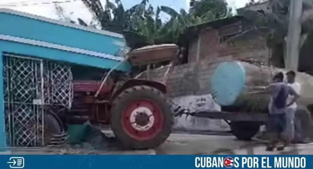 Un tractor impactó contra una vivienda en el Caney, en Santiago de Cuba, según reportes difundidos en las redes sociales.