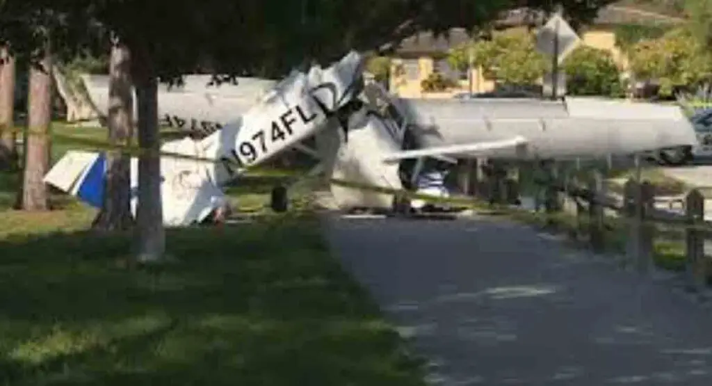 Avioneta colisiona contra un auto en Florida y siete personas terminan heridas