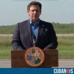 El gobierno de Estados Unidos comenzó los vuelos de deportación con migrantes indocumentados que se encuentran arrestados en el nuevo centro de detención migratorio llamado “Alligator Alcatraz” ubicado en Florida.
