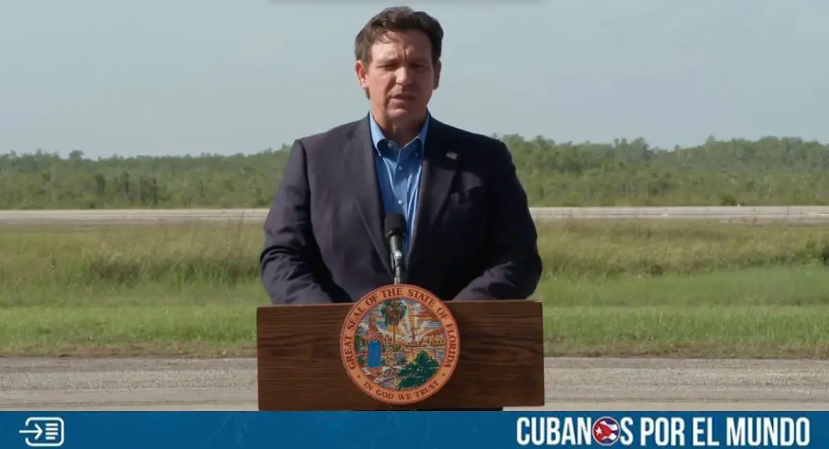 El gobierno de Estados Unidos comenzó los vuelos de deportación con migrantes indocumentados que se encuentran arrestados en el nuevo centro de detención migratorio llamado “Alligator Alcatraz” ubicado en Florida.