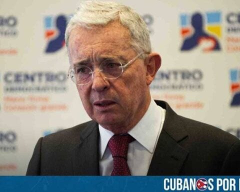 En un hecho sin precedentes en la historia judicial de Colombia, el expresidente Álvaro Uribe Vélez (2002-2010) fue declarado culpable este lunes 28 de julio por los supuestos delitos de soborno en actuación penal y fraude procesal.