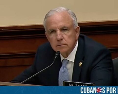 El congresista de origen cubano, Carlos Giménez, reiteró su denuncia en contra de las agencias de viajes a Cuba con sede en Estados Unidos que tienen vínculos con el régimen comunista de La Habana.