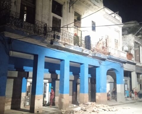 Derrumbe en edificio multifamiliar en La Habana Vieja deja tres personas atrapadas