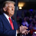 La Casa Blanca informó este jueves que el presidente de Estados Unidos, Donald Trump, fue diagnosticado con insuficiencia venosa crónica tras presentar una inflamación leve en sus piernas.
