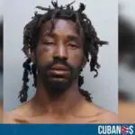 Miami: Hombre arrestado tras atacar a una mujer con un martillo en una parada de autobús