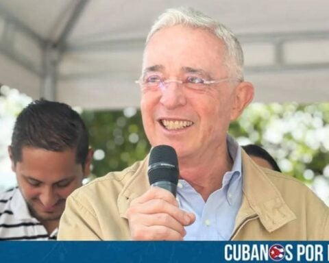 En un giro significativo en el proceso judicial que ha captado la atención de Colombia, la Sala Penal del Tribunal Superior de Bogotá ordenó este martes la liberación inmediata del expresidente Álvaro Uribe Vélez, tras resolver una acción de tutela presentada por su defensa.