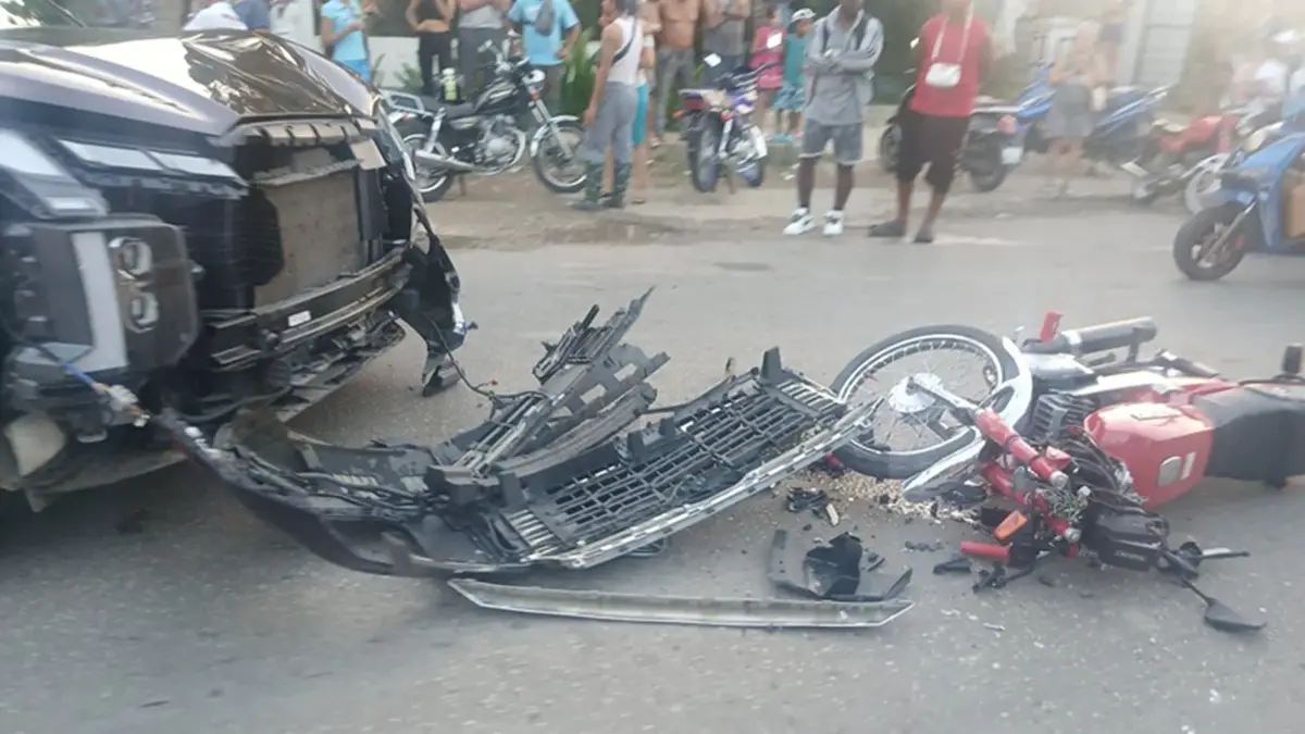 Choque entre lujoso Hyundai Palisade y una moto en La Habana conmociona a vecinos
