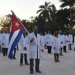 Médicos esclavos cubanos denuncian robo de su salario en Angola