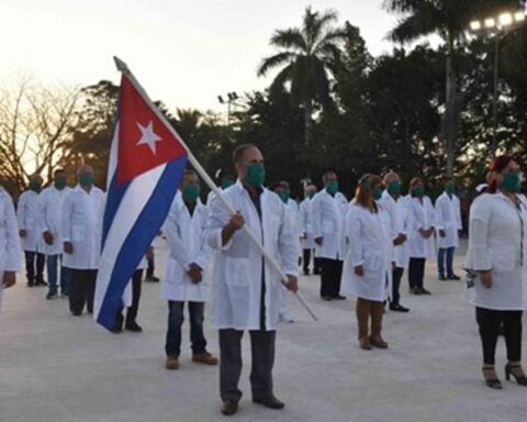 Médicos esclavos cubanos denuncian robo de su salario en Angola