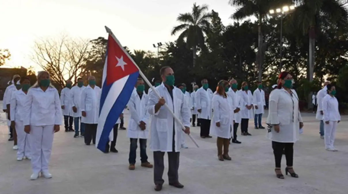 Médicos esclavos cubanos denuncian robo de su salario en Angola