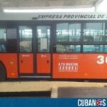 Este jueves se reportó que, una nueva unidad del transporte público, específicamente un ómnibus, resultó apedreado en La Habana.